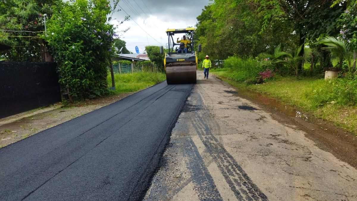 El MOP indicó que se rehabilitan los primeros 600 metros de la vía de un total de un kilómetro aproximadamente.