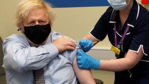 Boris Johnson recibió primera dosis de vacuna anticovid de AstraZeneca