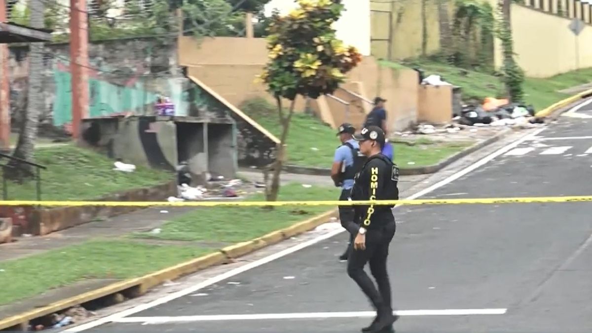 El conductor de un auto particular y una menor de 10 años que iba como pasajera murieron este miércoles en un ataque armado registrado en las cercanías de una escuela en la capital de Panamá, informaron las autoridades. El conductor de un auto particular y una menor de 10 años que iba como pasajera murieron este miércoles en un ataque armado registrado en las cercanías de una escuela en la capital de Panamá, informaron las autoridades.