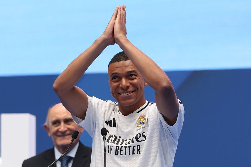 Mbappé llega al Real Madrid, que lo presentará en un Bernabéu a reventar. Mbappé llega al Real Madrid, que lo presentará en un Bernabéu a reventar.