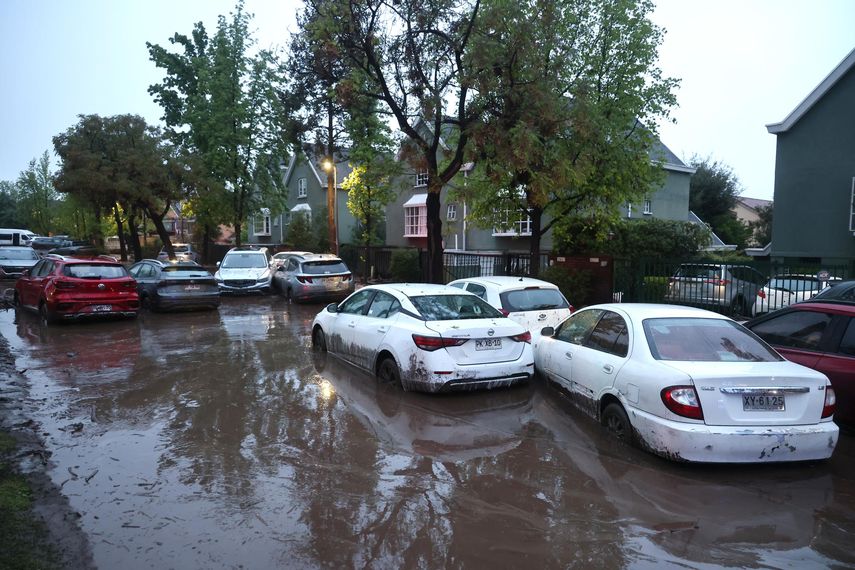 Lluvias intensas causan aluvión que arrastra autos y buses en el este de Santiago de Chile