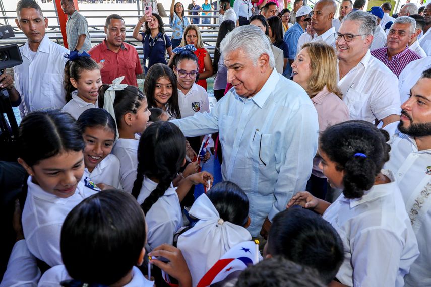 Mulino, junto a la ministra de Educación, Lucy Molinar, y otros ministros de Estado, entregó hoy formalmente la nueva sede de la Escuela Antonio José de Sucre. Ubicada en el corregimiento de David, provincia de Chiriquí, esta obra beneficia de manera directa a más de 1,200 estudiantes, así como al cuerpo docente y a cientos de familias chiricanas. Mulino, junto a la ministra de Educación, Lucy Molinar, y otros ministros de Estado, entregó hoy formalmente la nueva sede de la Escuela Antonio José de Sucre. Ubicada en el corregimiento de David, provincia de Chiriquí, esta obra beneficia de manera directa a más de 1,200 estudiantes, así como al cuerpo docente y a cientos de familias chiricanas.