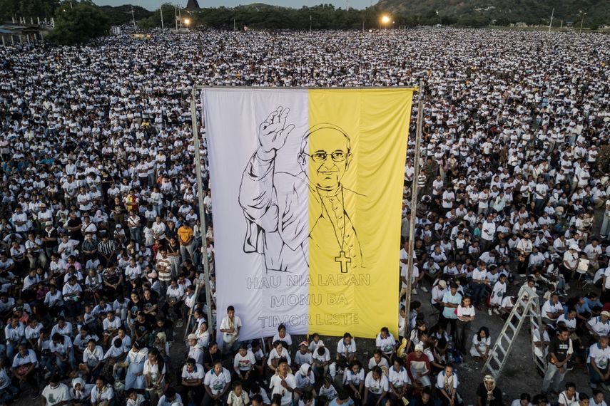 Donald Trump y Volodimir Zelenski mantuvieron una reunión, que ambas partes calificaron de positiva, el sábado en Roma, al margen del funeral del papa Francisco, en un momento de creciente presión estadounidense para que Ucrania y Rusia alcancen un alto el fuego. Donald Trump y Volodimir Zelenski mantuvieron una reunión, que ambas partes calificaron de positiva, el sábado en Roma, al margen del funeral del papa Francisco, en un momento de creciente presión estadounidense para que Ucrania y Rusia alcancen un alto el fuego.