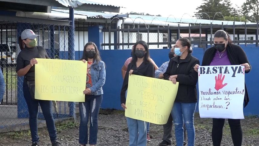 Padres de familia denunciaron ingreso de armas entre otras irregularidades en el Centro Educativo de Nueva California en Volcán