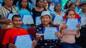 Cien adultos mayores aprenden a leer y escribir