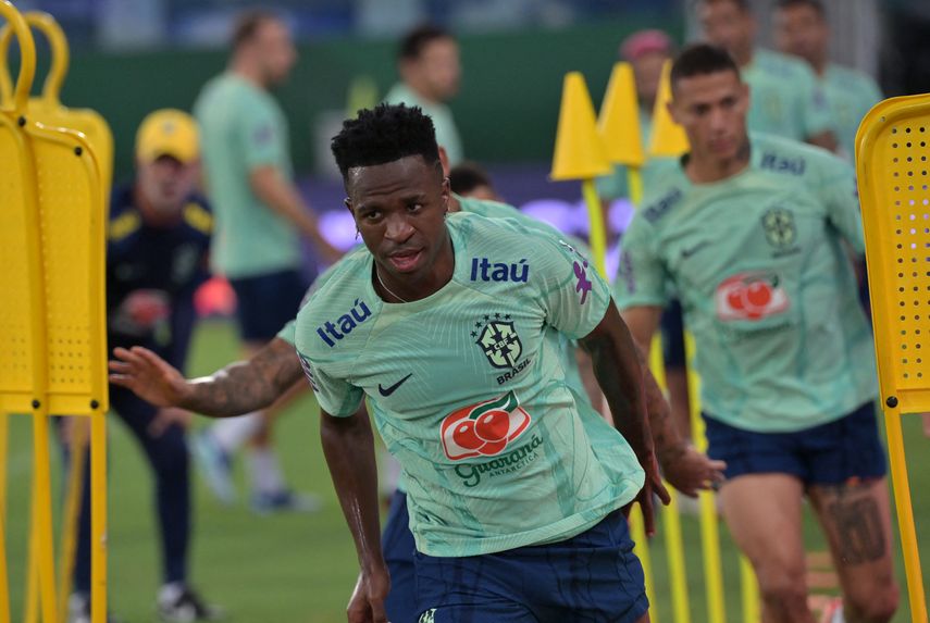 Por insultos racistas a Vinícius, condenan a 8 meses de cárcel a 3 aficionados. Por insultos racistas a Vinícius, condenan a 8 meses de cárcel a 3 aficionados.