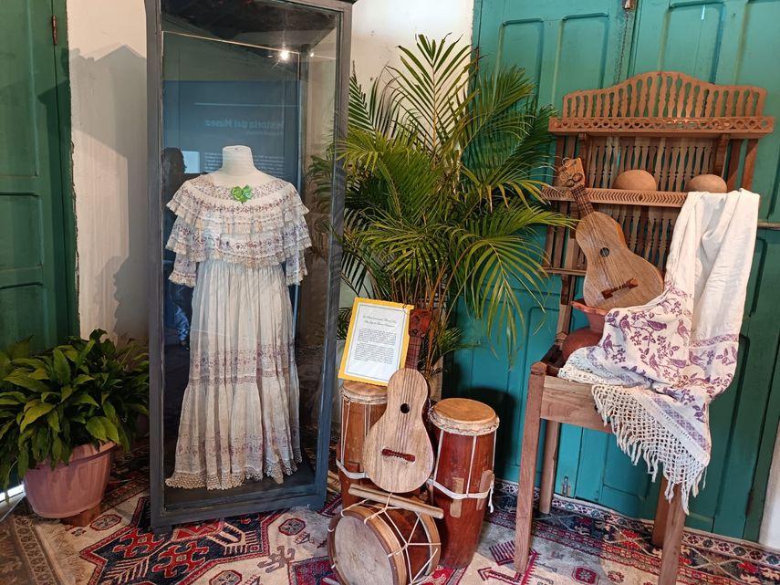 Guararé: Antigua pollera se mantiene expuesta en el Museo Manuel F. Zárate