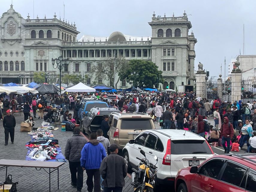 Miles de maestros protestan en Guatemala por aumento salarial
