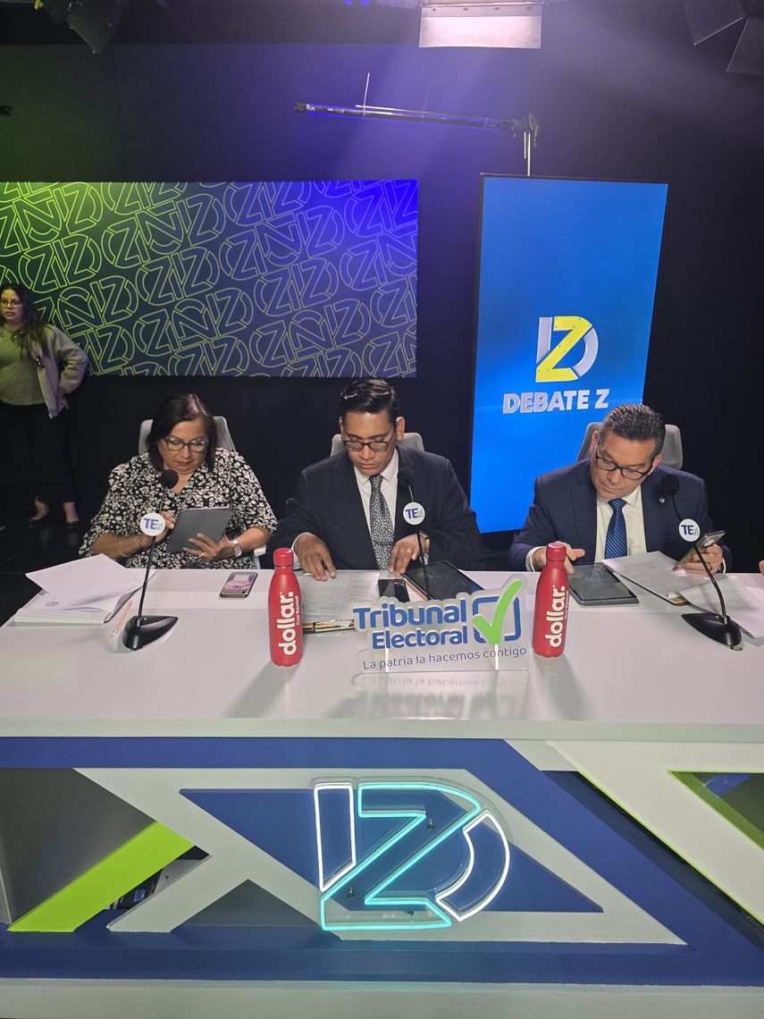 El jurado calificador evaluó a los estudiantes en el primer día de competición. El jurado calificador evaluó a los estudiantes en el primer día de competición.