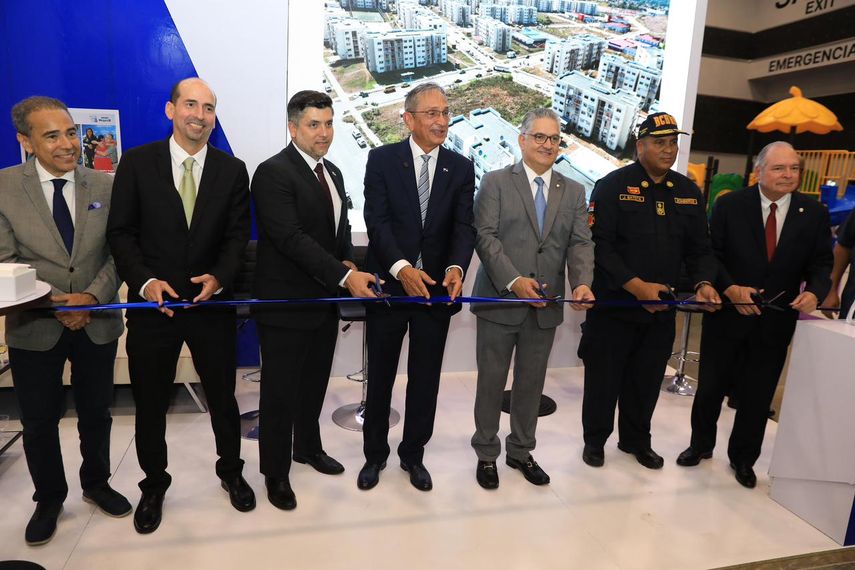 Autoridades y organizadores de Capac Expo Hábitat 2026 también estuvieron acompañados en el corte de cinta.