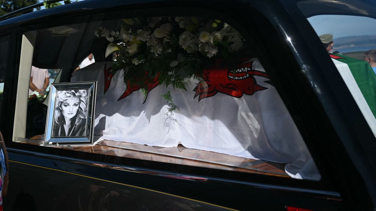 Miles de seguidores de la cantante británica Bonnie Tyler, fallecida en julio a los 75 años, se reunieron el sábado en las calles de Mumbles, su pueblo de Gales, para rendirle homenaje al paso de su ataúd antes de su funeral el lunes. Miles de seguidores de la cantante británica Bonnie Tyler, fallecida en julio a los 75 años, se reunieron el sábado en las calles de Mumbles, su pueblo de Gales, para rendirle homenaje al paso de su ataúd antes de su funeral el lunes.
