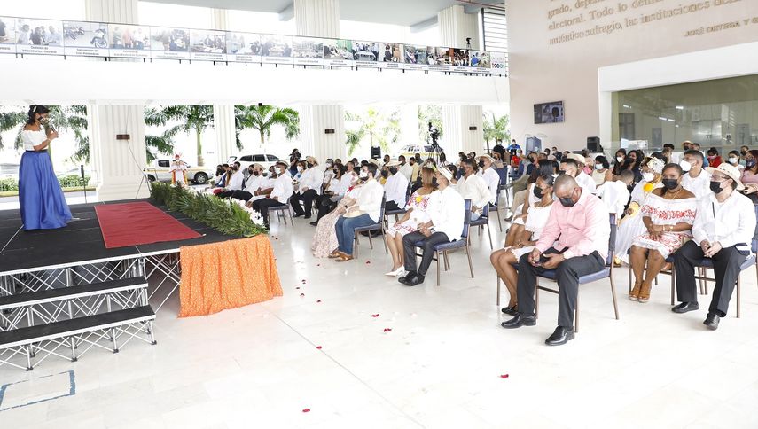 Realizan bodas masivas en celebración del bicentenario