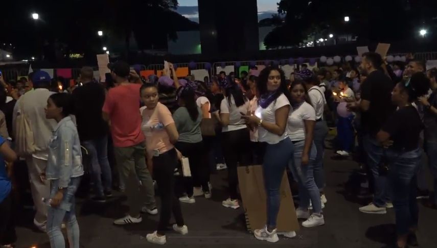 Un grupo de ciudadanos se reunieron en las inmediaciones de Asamblea Nacional exigiendo respuestas por este caso.