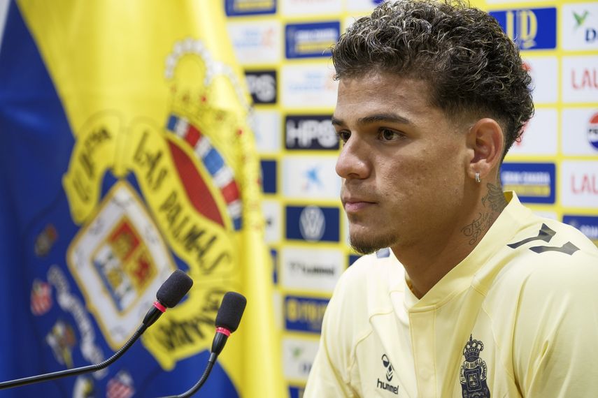 El centrocampista panameño Edward Cedeño, nuevo jugador de la UD Las Palmas, expresó este sábado, durante su presentación oficial, el "orgullo" que representa para él ser el primer jugador de esa nacionalidad en vestir la camiseta del equipo español. El centrocampista panameño Edward Cedeño, nuevo jugador de la UD Las Palmas, expresó este sábado, durante su presentación oficial, el "orgullo" que representa para él ser el primer jugador de esa nacionalidad en vestir la camiseta del equipo español.