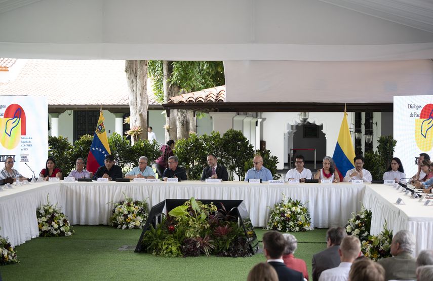 Colombia y ELN definen zonas críticas de conflicto