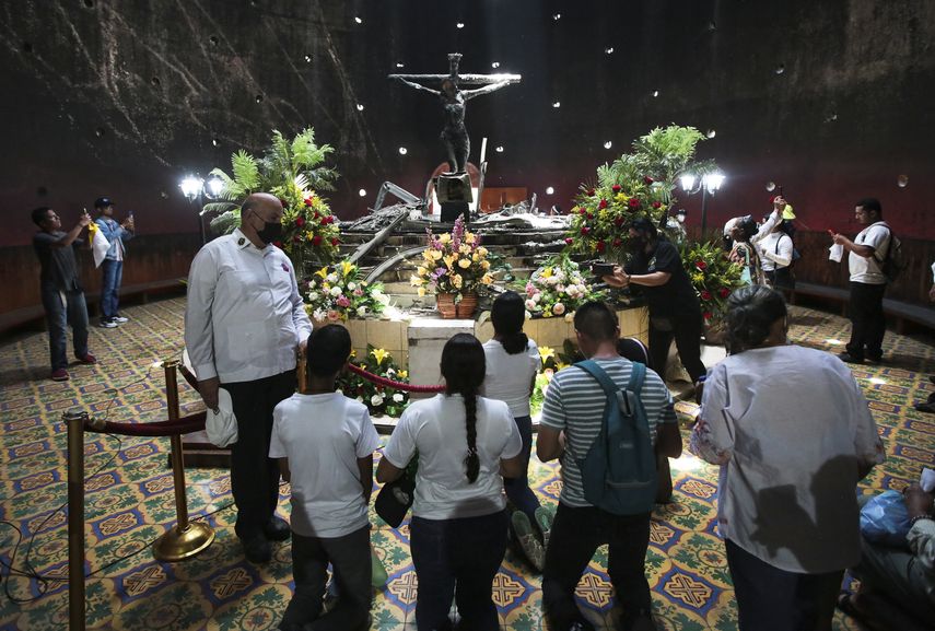 Nicaragua: Fieles celebran viacrucis dentro de los templos