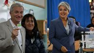 Chile vota este domingo en un país polarizado entre el candidato más a la derecha desde el fin de la dictadura de Augusto Pinochet hace 35 años y una comunista moderada que representa a la izquierda. Chile vota este domingo en un país polarizado entre el candidato más a la derecha desde el fin de la dictadura de Augusto Pinochet hace 35 años y una comunista moderada que representa a la izquierda.