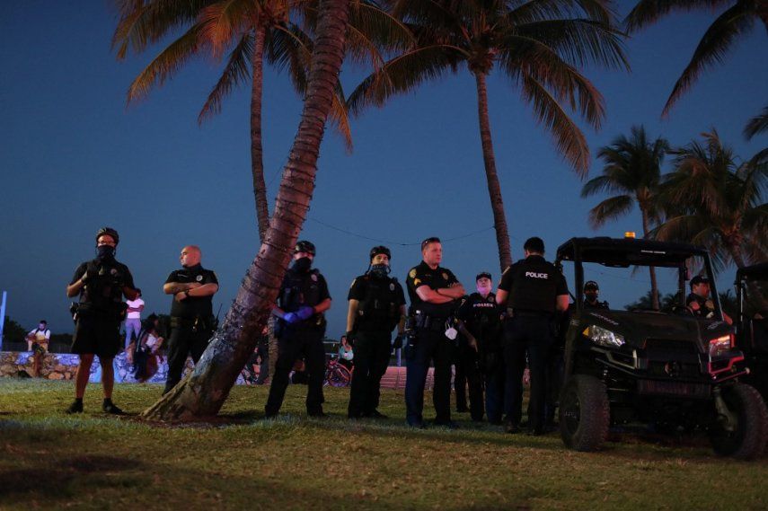 Miami Beach extiende estado de emergencia por multitud de turistas
