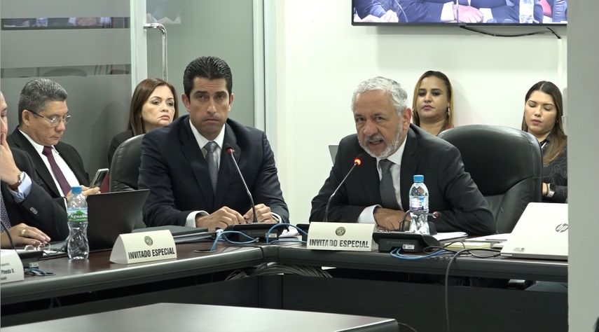 El Canal de Panamá enfrenta, 110 años después de su inauguración, la amenaza de quedarse sin agua por efecto del cambio climático, en medio de conflictos internacionales y la competencia de otras rutas comerciales. El Canal de Panamá enfrenta, 110 años después de su inauguración, la amenaza de quedarse sin agua por efecto del cambio climático, en medio de conflictos internacionales y la competencia de otras rutas comerciales.