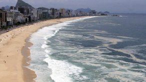 Río de Janeiro reabre bares pero mantiene playas cerradas por la pandemia