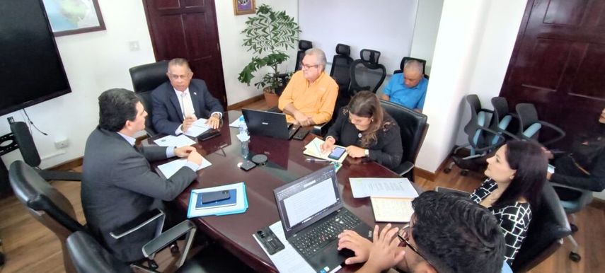 El ministro del MIDA, Augusto Valderrama, se comprometió seguir trabajar en apoyar a los productores, ya que son una parte importante en la economía del país. El ministro del MIDA, Augusto Valderrama, se comprometió seguir trabajar en apoyar a los productores, ya que son una parte importante en la economía del país.