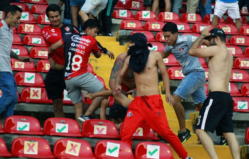 México: Restringen entrada de aficionados a estadios