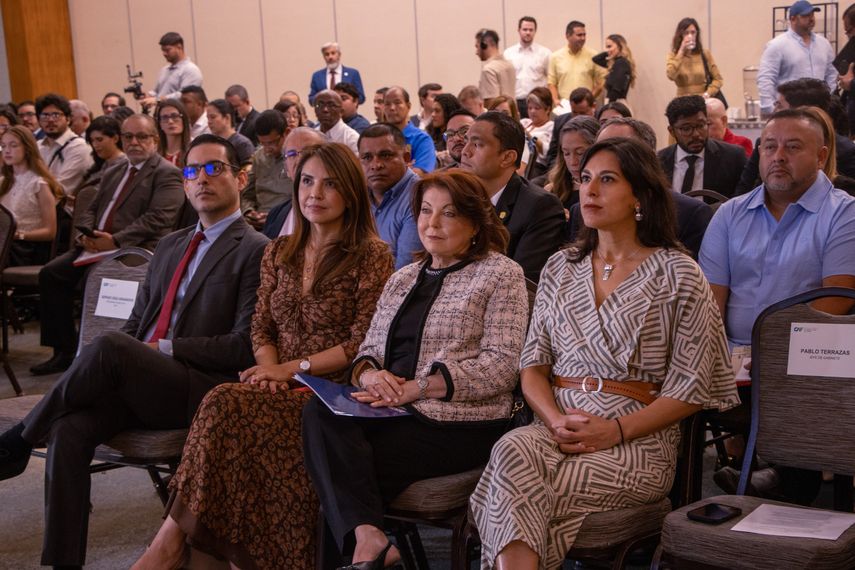 Roxana Méndez expone avances de la Descentralización ante miembros del CAF