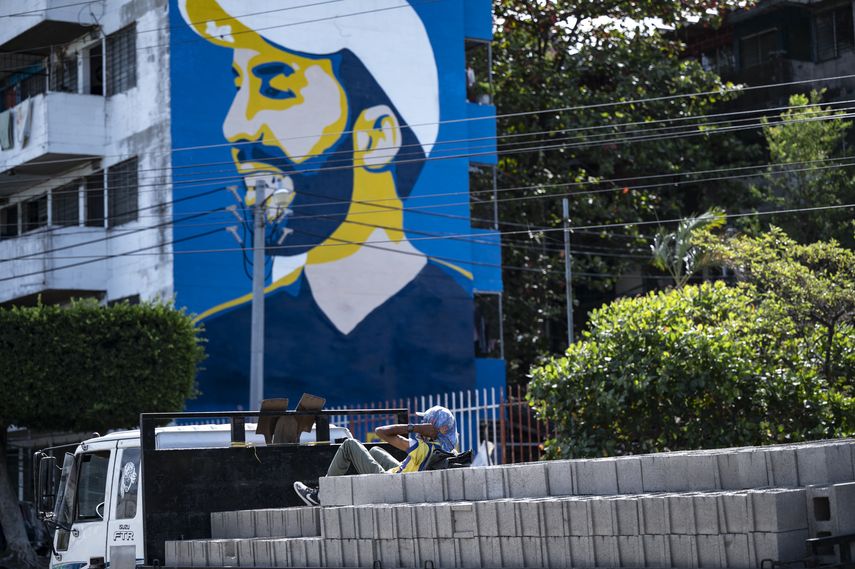 Las manifestantes también criticaron la decisión del gobierno de Nayib Bukele de retirar la perspectiva de género de los programas escolares en El Salvador. Las manifestantes también criticaron la decisión del gobierno de Nayib Bukele de retirar la perspectiva de género de los programas escolares en El Salvador.