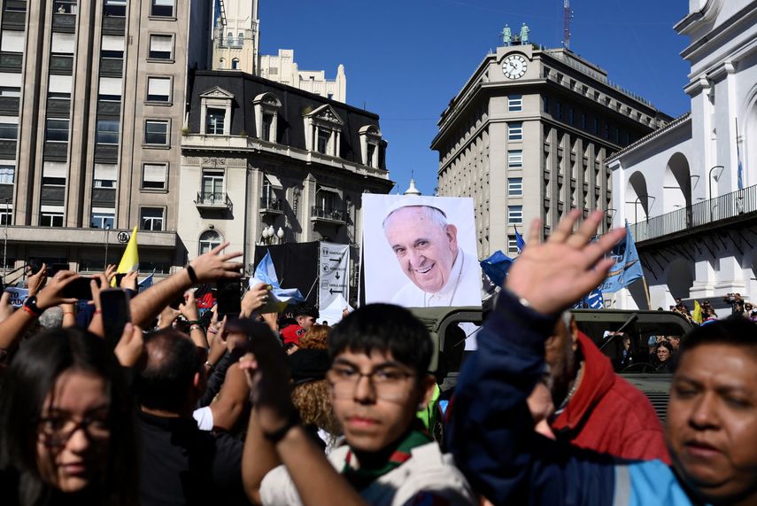 Lágrimas y baile en Buenos Aires para despedir al papa que nunca volvió