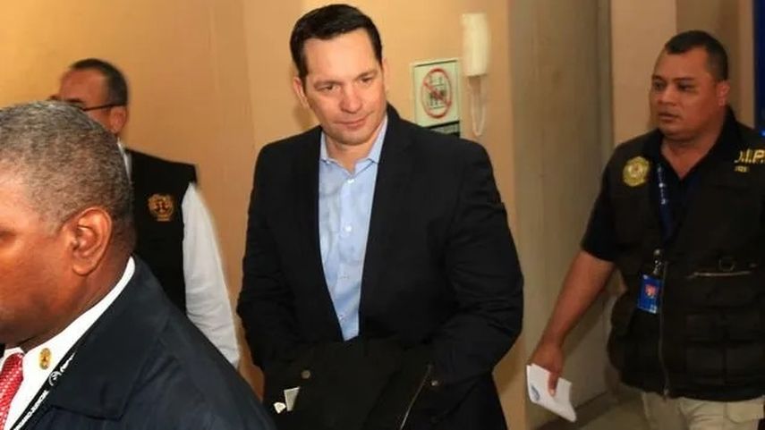 De acuerdo con la Fiscalía el exministro Guillermo Ferrufino aceptó y recibió para su uso una camioneta Toyota Land Cruiser, modelo 2013, por parte de dos empresas.