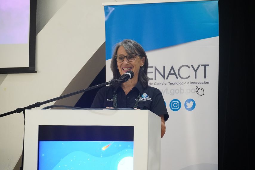 La Dra. María Heller reconoció el esfuerzo que estos estudiantes han hecho para llegar hasta donde lo han hecho en la Olimpiada de Ciencias Espaciales. La Dra. María Heller reconoció el esfuerzo que estos estudiantes han hecho para llegar hasta donde lo han hecho en la Olimpiada de Ciencias Espaciales.