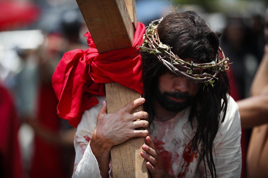 El Viacrucis y la crucifixión de Jesús forman parte de la serie de representaciones que comenzaron el domingo pasado a propósito de la Semana Santa. El Viacrucis y la crucifixión de Jesús forman parte de la serie de representaciones que comenzaron el domingo pasado a propósito de la Semana Santa.