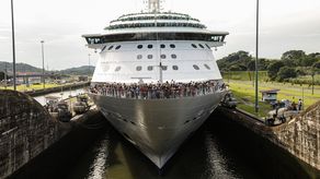 Canal de Panamá logra récord de ingresos pese a sequía