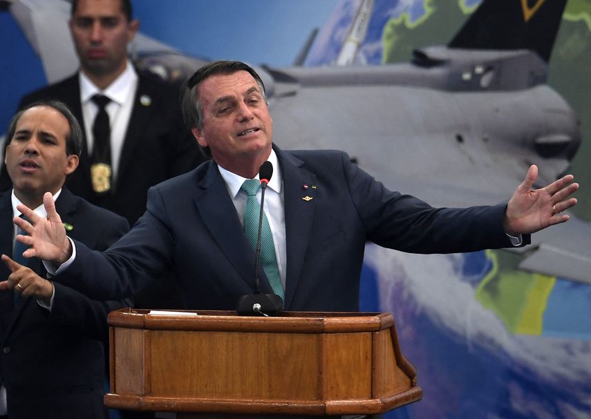 El presidente de Brasil, Jair Bolsonaro, ingresó la noche del lunes en un hospital en Brasilia para realizarse unos exámenes tras sentir un nuevo malestar consecuencia de la puñalada que recibió en 2018.