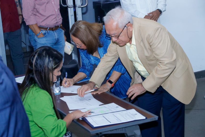 Este martes 10 de diciembre, la Comisión de Trabajo, Salud y Desarrollo Social de la Asamblea Nacional concluyó las consultas en la ciudad de Panamá sobre el Proyecto de Ley 163, que propone reformas a la Caja de Seguro Social (CSS). Este martes 10 de diciembre, la Comisión de Trabajo, Salud y Desarrollo Social de la Asamblea Nacional concluyó las consultas en la ciudad de Panamá sobre el Proyecto de Ley 163, que propone reformas a la Caja de Seguro Social (CSS).