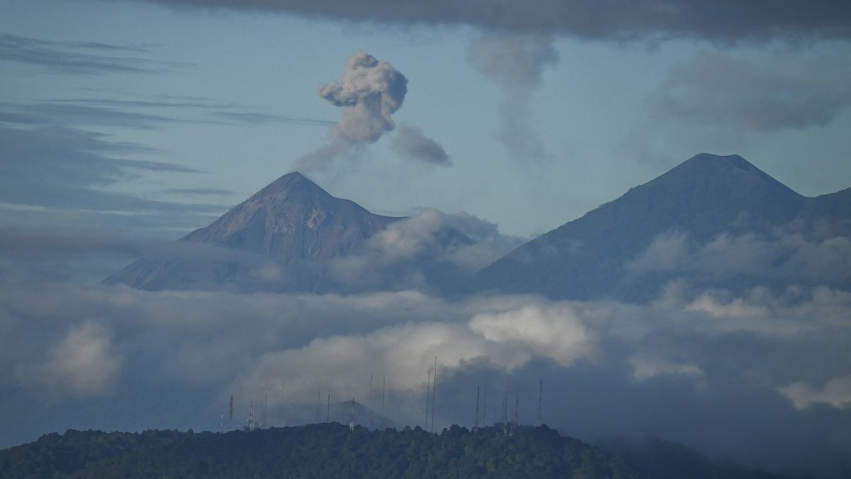 Las autoridades de Guatemala alertaron este sábado a la población sobre el peligro de la actividad explosiva de los volcanes de Fuego y Santiaguito, que están entre los colosos más activos del país. Las autoridades de Guatemala alertaron este sábado a la población sobre el peligro de la actividad explosiva de los volcanes de Fuego y Santiaguito, que están entre los colosos más activos del país.