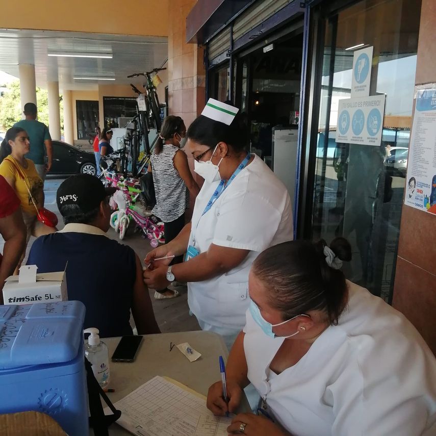 Las regiones con mayor cantidad de dosis colocadas son: Panamá Metro con 281,165 (Minsa con 200,525 y CSS con 80,640 dosis). Las regiones con mayor cantidad de dosis colocadas son: Panamá Metro con 281,165 (Minsa con 200,525 y CSS con 80,640 dosis).