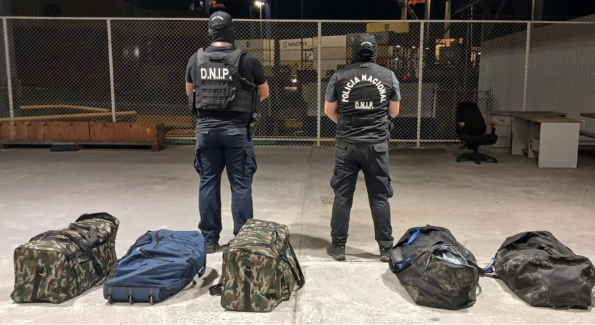 Las autoridades de Panamá informaron este martes del hallazgo de 155 paquetes de droga en dos contenedores procedentes de Chile y Brasil que tenían como destinos a Turquía e Italia. Las autoridades de Panamá informaron este martes del hallazgo de 155 paquetes de droga en dos contenedores procedentes de Chile y Brasil que tenían como destinos a Turquía e Italia.