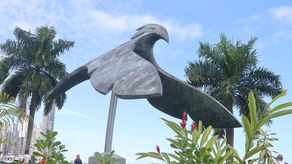 Inauguran en la Cinta Costera escultura del Águila Harpía