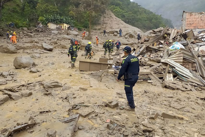13 personas desaparecidas tras un enorme alud de tierra que mató al menos a 15 personas en Colombia