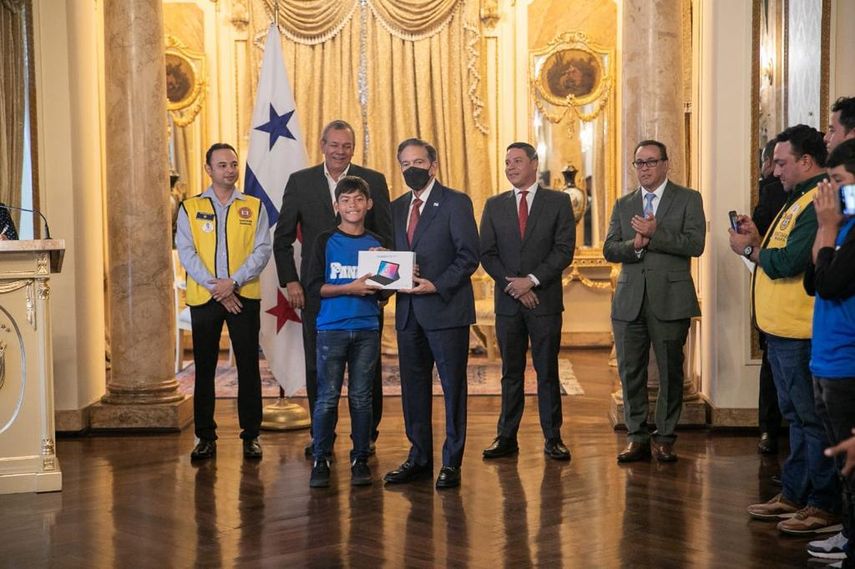 En la visita, Nito Cortizo obsequio un reconocimiento a cada uno de los jugadores. En la visita, Nito Cortizo obsequio un reconocimiento a cada uno de los jugadores.