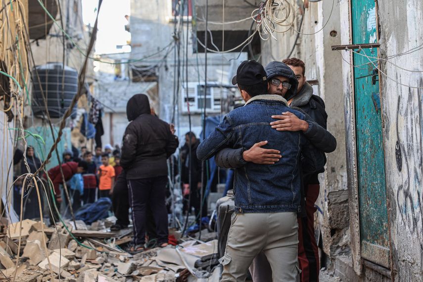 Palestinos buscan sobrevivientes en campo de refugiados