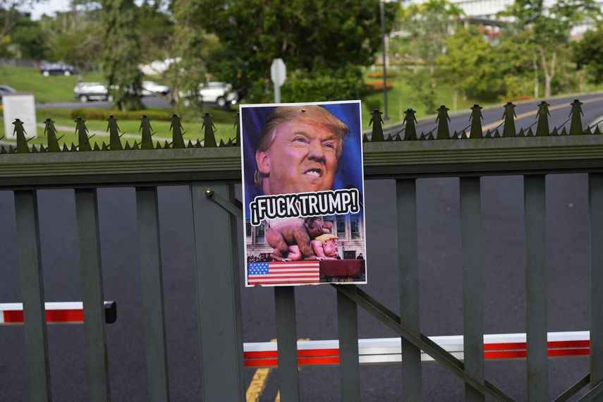 Sindicatos de trabajadores de Panamá se manifestaron este martes frente a la embajada de Estados Unidos en la capital panameña en rechazo a las declaraciones del presidente estadounidense electo, Donald Trump, amenazando con exigir la devolución del Canal de Panamá. Sindicatos de trabajadores de Panamá se manifestaron este martes frente a la embajada de Estados Unidos en la capital panameña en rechazo a las declaraciones del presidente estadounidense electo, Donald Trump, amenazando con exigir la devolución del Canal de Panamá.
