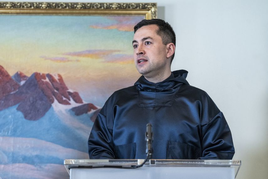 Groenlandia, la isla más grande del mundo, es un territorio danés autónomo desde 1979, y cuenta con un parlamento propio, alrededor de 55.000 habitantes y un pequeño movimiento independentista. Groenlandia, la isla más grande del mundo, es un territorio danés autónomo desde 1979, y cuenta con un parlamento propio, alrededor de 55.000 habitantes y un pequeño movimiento independentista. 