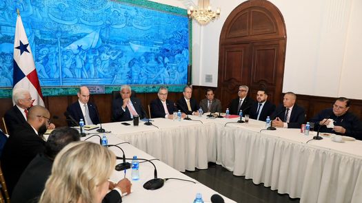 Mulino, ministros de Estado y diputados, sostuvieron encuentro.