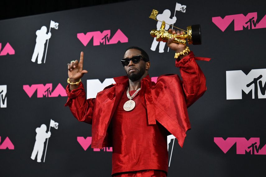 Los alegatos de apertura en el juicio contra el exmagnate de la música Sean "Diddy" Combs por tráfico sexual y asociación ilícita comenzaron este lunes en un tribunal de Nueva York. Los alegatos de apertura en el juicio contra el exmagnate de la música Sean "Diddy" Combs por tráfico sexual y asociación ilícita comenzaron este lunes en un tribunal de Nueva York. 