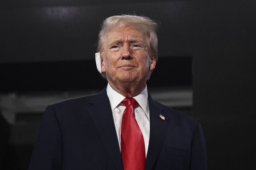 Trump reapareció con la oreja vendada ante los republicanos en Milwaukee