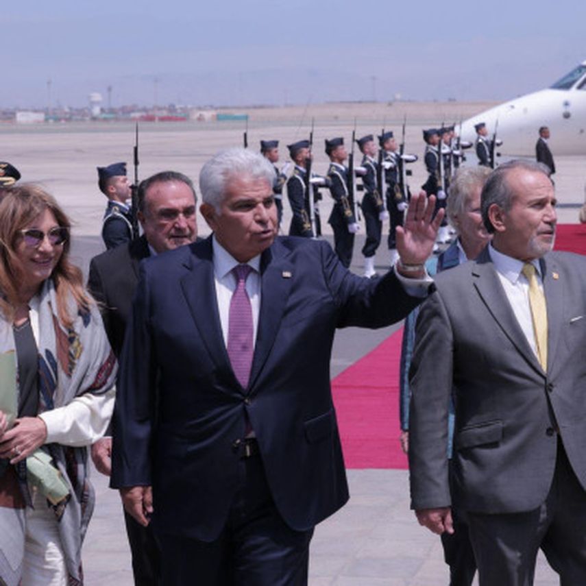 Mulino llega a Perú, donde será condecorado por la presidenta Dina Boluarte Mulino llega a Perú, donde será condecorado por la presidenta Dina Boluarte