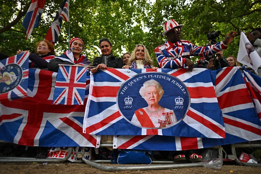 Miles de personas están congregadas este jueves en los alrededores del Palacio de Buckingham, desde cuyo balcón de la reina Isabel II inaugurará las grandes celebraciones del