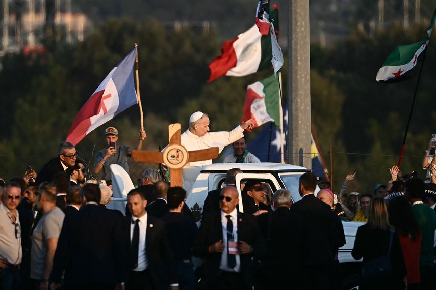 Miles de jóvenes católicos de todo el mundo se congregaron este sábado en Roma para una multitudinaria vigilia de oración con el papa León XIV, el punto culminante del Jubileo, el "Año Santo" de la Iglesia Católica. Miles de jóvenes católicos de todo el mundo se congregaron este sábado en Roma para una multitudinaria vigilia de oración con el papa León XIV, el punto culminante del Jubileo, el "Año Santo" de la Iglesia Católica.